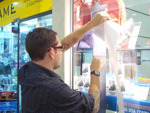aplicacao de adesivo em vitrine
